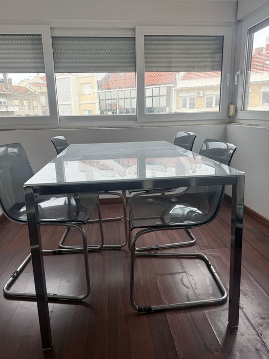 Conjunto mesa e cadeiras
