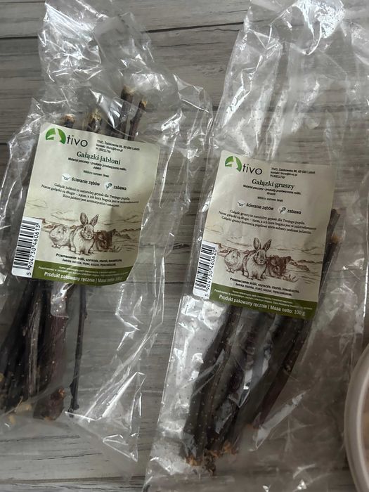 Zestaw warzyw, smakołyków, gałązek dla gryzoni i królików