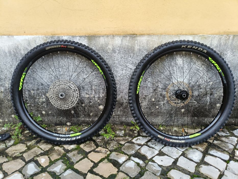 Rodas 27.5" Sunringlé Duroc 30 Boost HG + Pneus Kenda PinnerPro