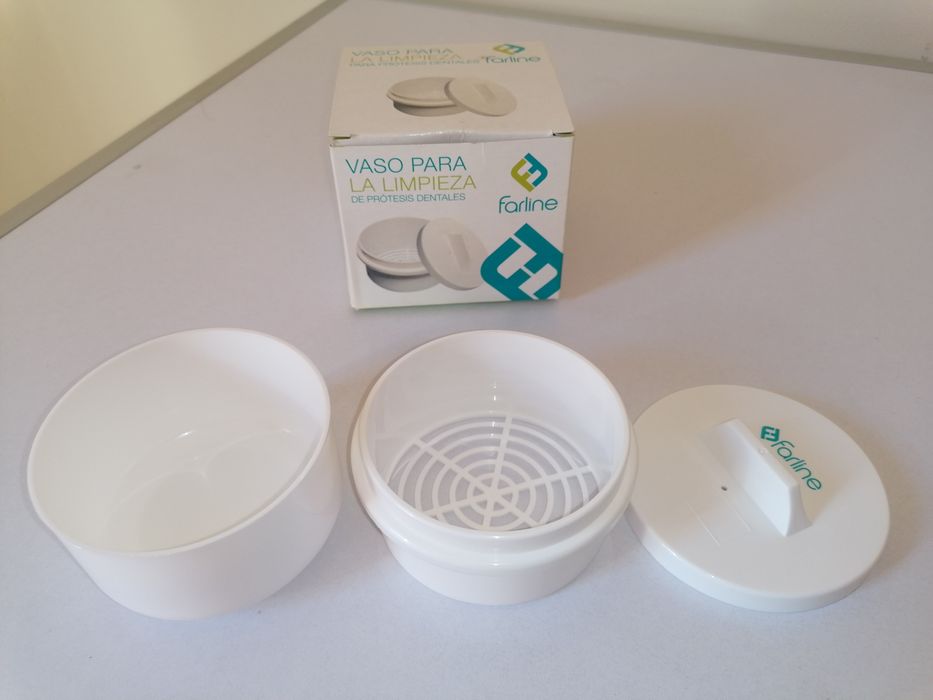 Copo para limpeza da prótese dentária