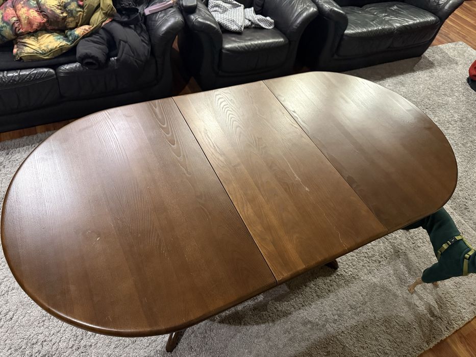 Стіл зі стільцями