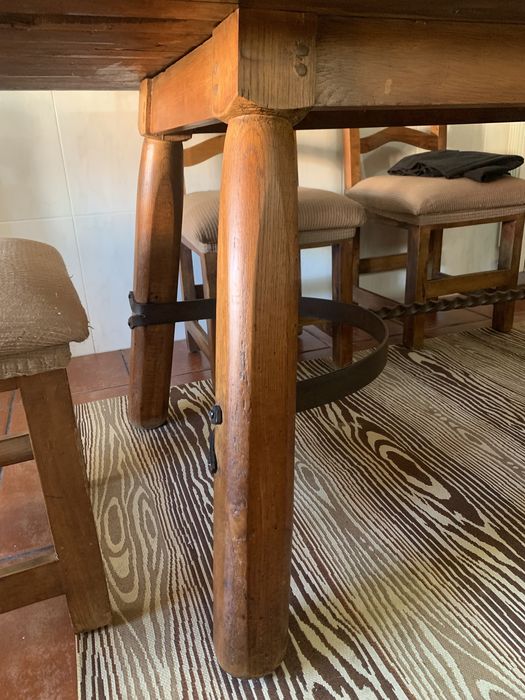 Mesa de carvalho com acabamento em ferro fundido