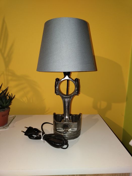 Lampka stołowa wykonana z tłoka oraz korbowodu