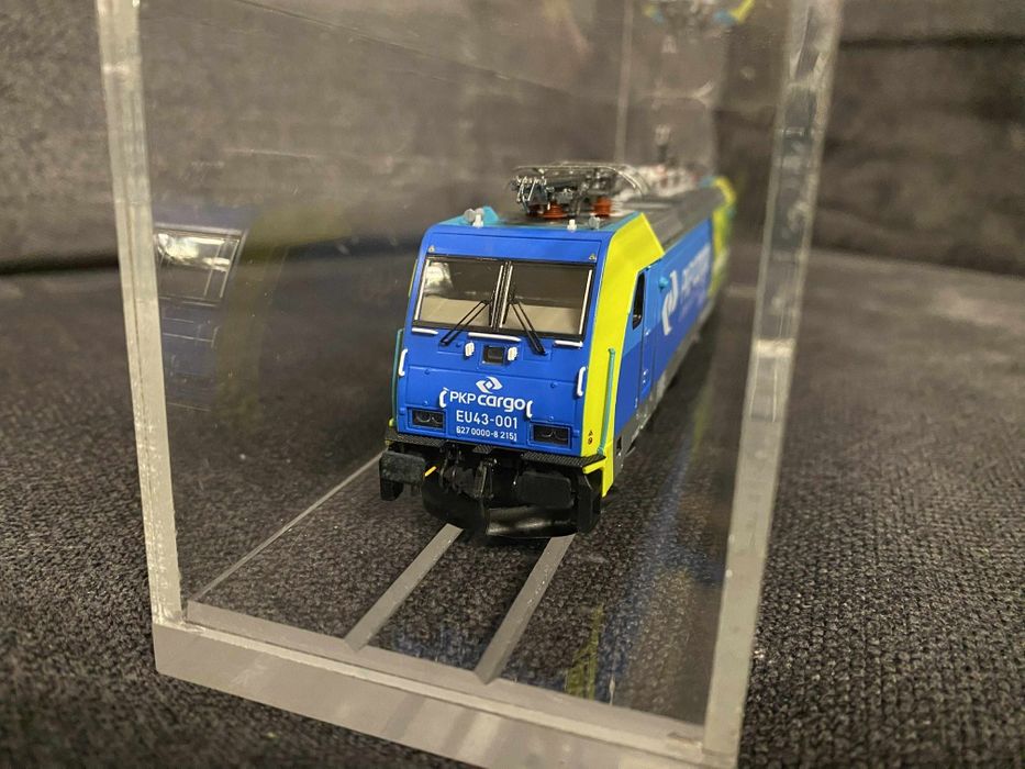Lokomotywa EU43-001 PKP Cargo H0 w gablocie