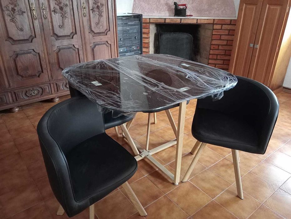 Mesa e 4 cadeiras encaixe