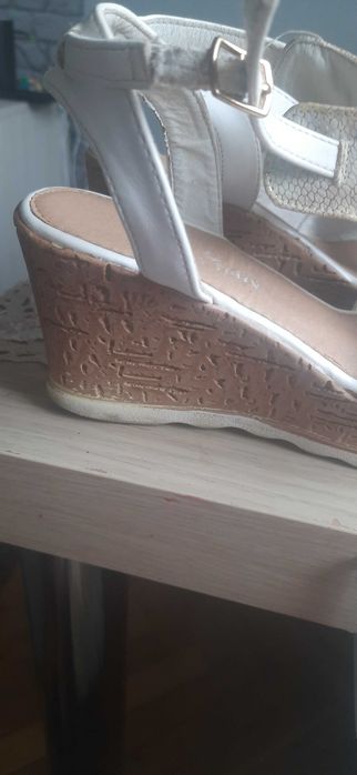Biale sandalki roz.37