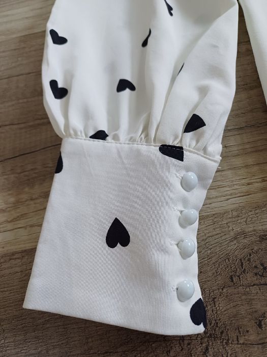 Koszula damska biała śmietankowa w czarne serca CBR S