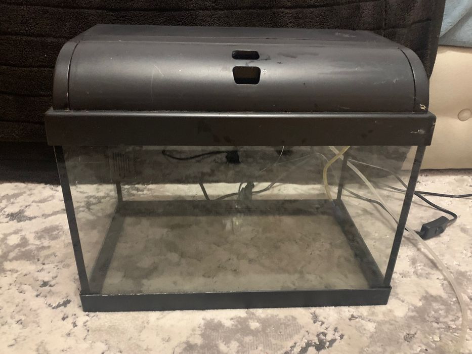 продам акваріум на 20 літрів з фільтром,кришкою,повітрям.