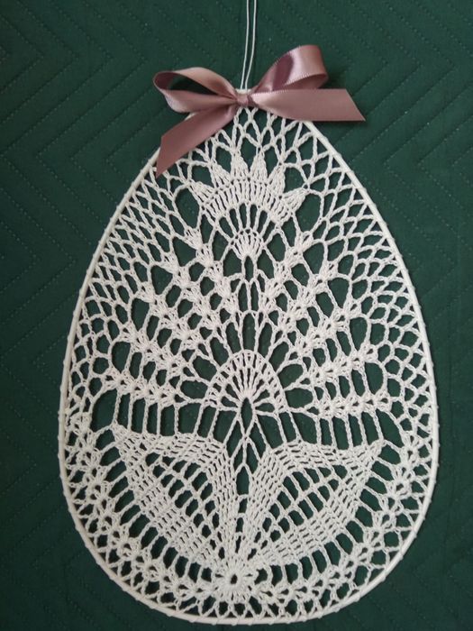 Zawieszka naścienna wielkanocna pisanka szydełkowa