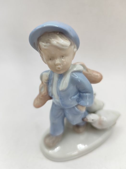 Porcelanowa figurka chłopiec z gęsiami Terra kolekcja dekoracja