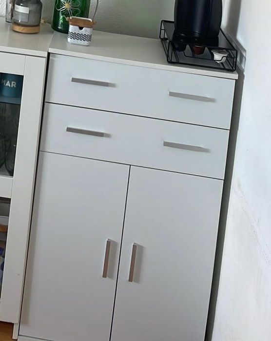 Aparador con gavetas e parteleiras (tenho dois )