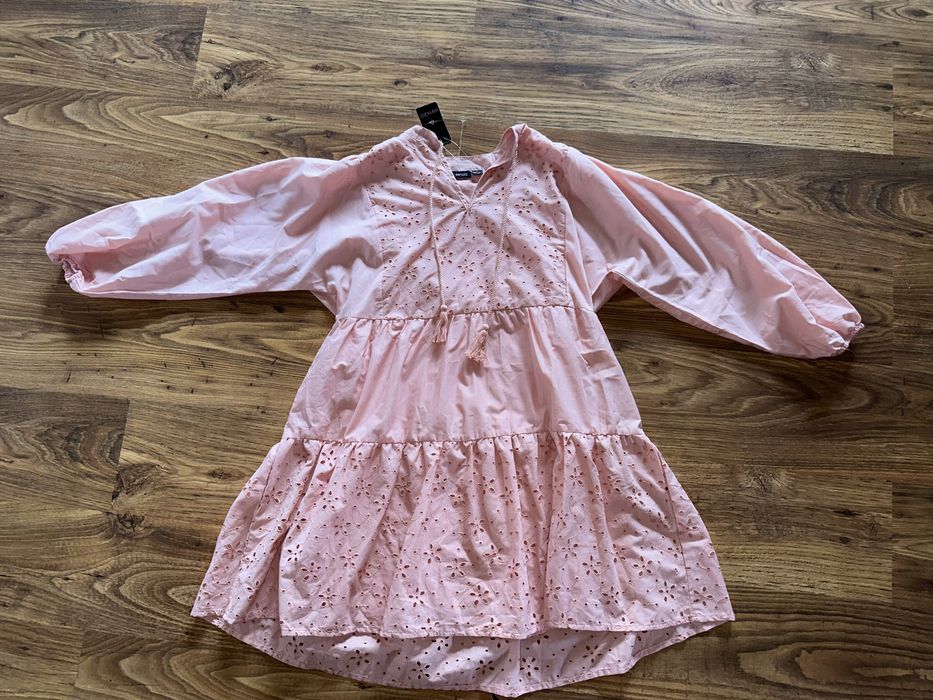 Nowa z metką sukienka pudrow róż 42/44 luźny fason ażurkowa falbanka