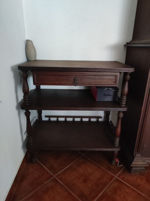 Móvel de apoio com gaveta