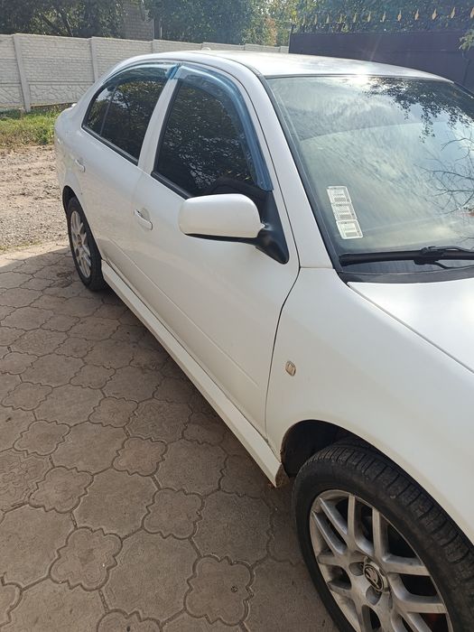 Машина Skoda A4.