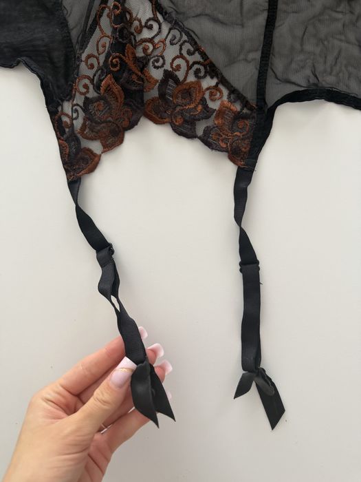 Koronkowy gorset / bustier z pasem do pończoch – czarny z miedziano-brązowym haftem bielizna