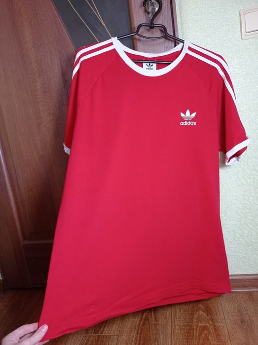 Футболка Adidas.