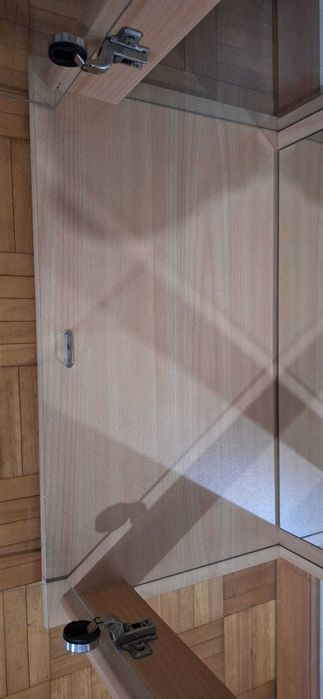 Vitrine em Madeira e Vidro com Iluminação – Como Nova