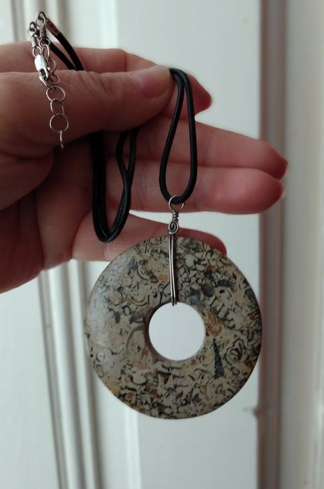 Fio com prata e pendente em pedra