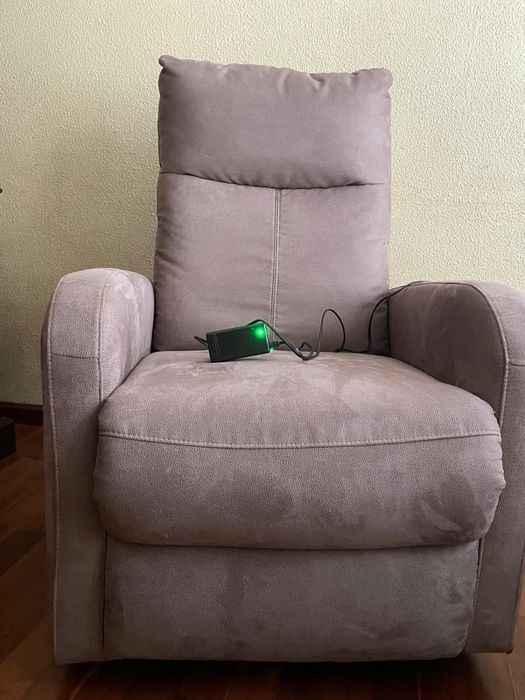Poltrona elétrica reclinável estofada em microfibra