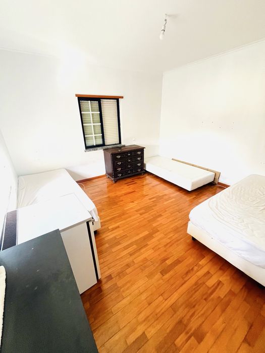 Arrendo quarto para casal 550 com filho/a se tiver e 600€  2 filhos 650€ tudo incluido agua luz internet aceitamos filho/a com varanda privada
