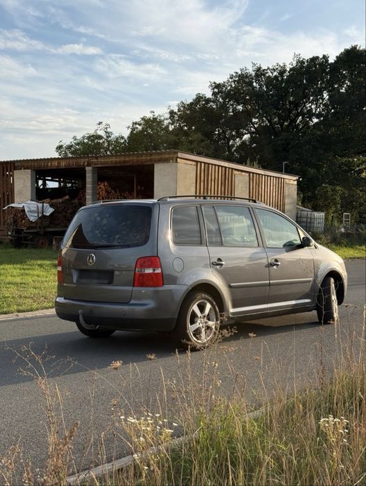 Автомобіль volkswagen touran