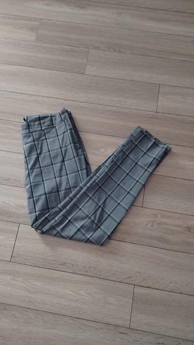 Szare eleganckie spodnie cygaretki damskie w kratę