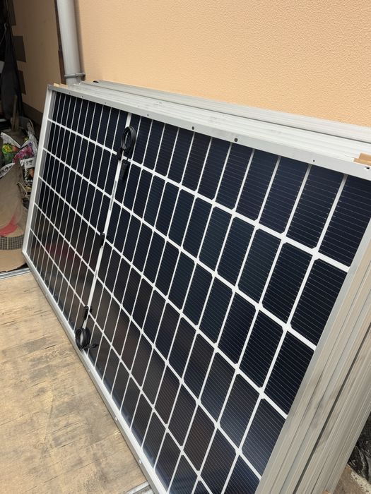 Сонячні панелі в наявності.