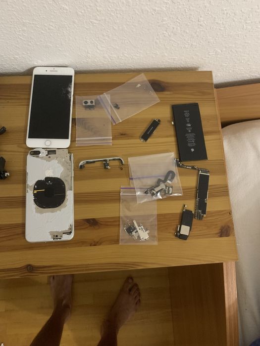 Запчастини на айфон 8+