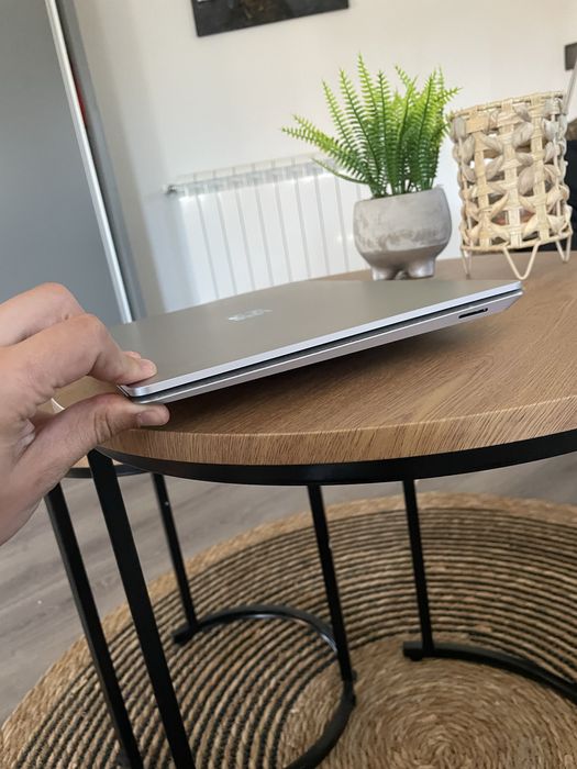 Microsoft surface laptop 5 (13.5”) Intel Core i5-1235U- RAM: 8GB 256GB