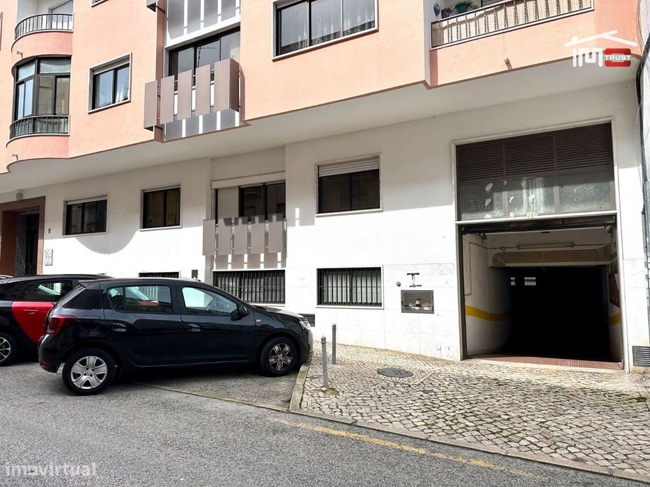 Garagem Box Fechada com Eletricidade - O Seu Refúgio Seguro.