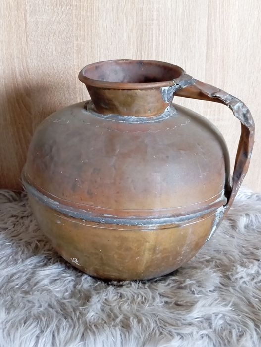 Zabytkowy metalowy dzban