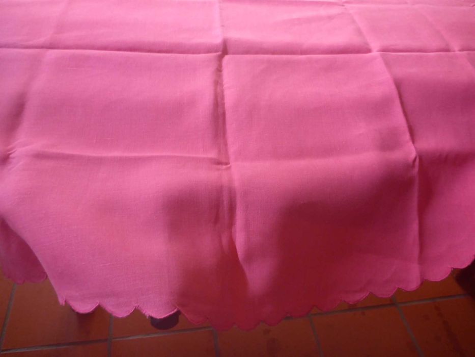 Toalha redonda linho cor rosa e 8 guardanapos bordados á mão 172x164cm