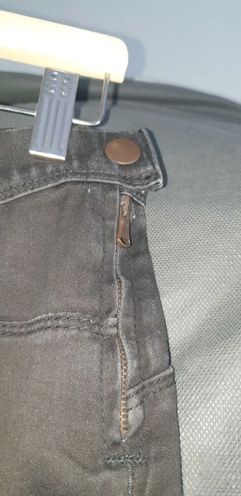 Jeans com fecho lateral