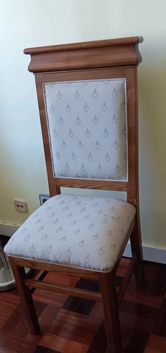 Bonita cadeira vintage - madeira maciça de castanho