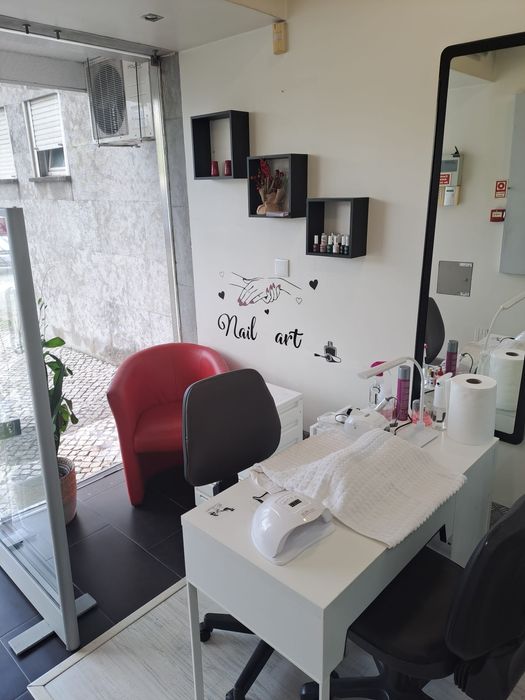 Aluguer mesa manicure  em cabeleireiro .250€
