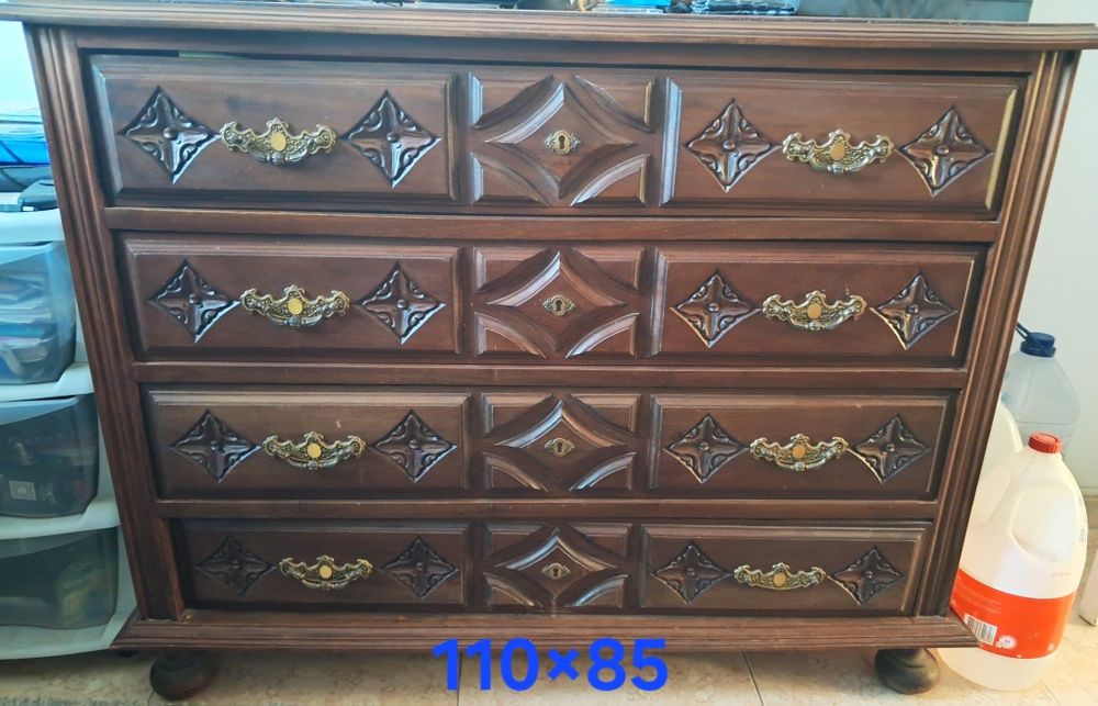 Cama (desmontada)+ Colchão 190×135+ 2 mesas de cabeceira