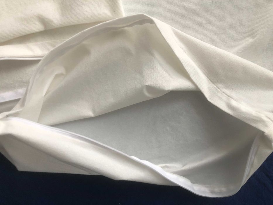 Наволочка водонепроникна білі English Home на блискавці 50x70 см