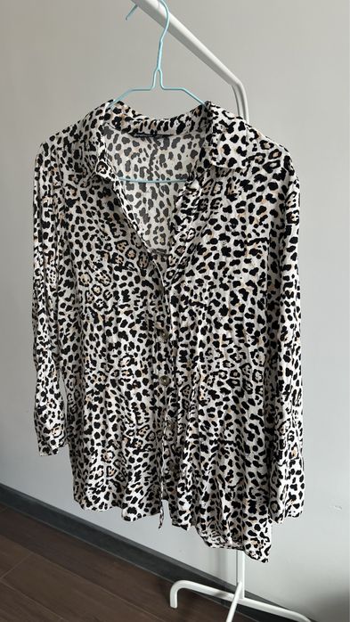 Блуза в актуальний лео принт Stradivarius