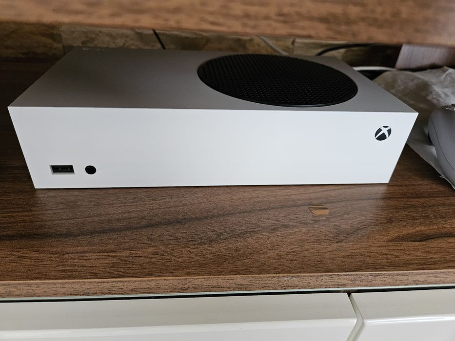 Xbox series S +dysk 512 GB seagate + Ładowarka + dodatkowy akumulator TYLKO ODBIÓR OSOBISTY
