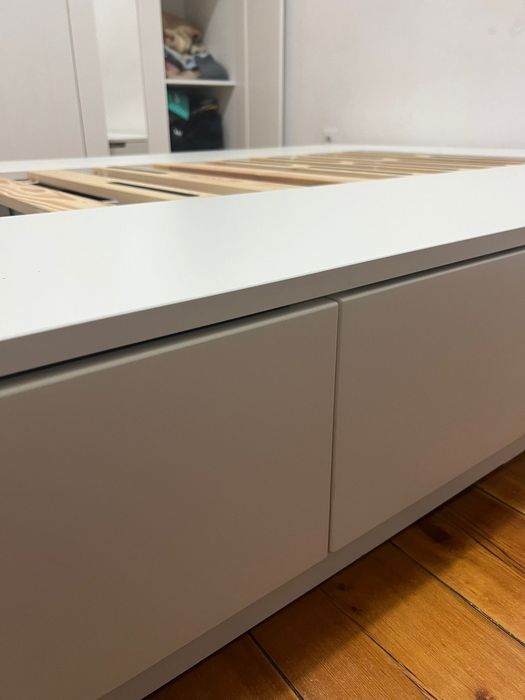 Cama de casal com seis gavetões