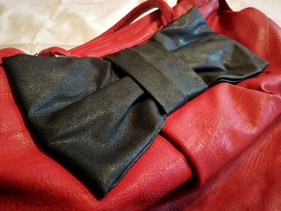 Czerwona torebka z kokardą