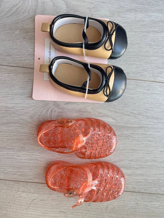 Нове взуття на дівчинку