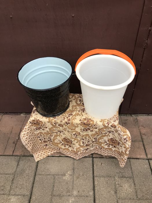 Емаліроване та пластикове відра ємкістю по 8 л кожне.