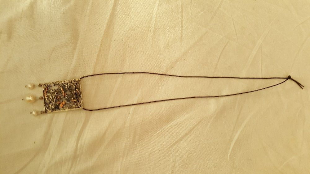 wisior maska wisior z perlami