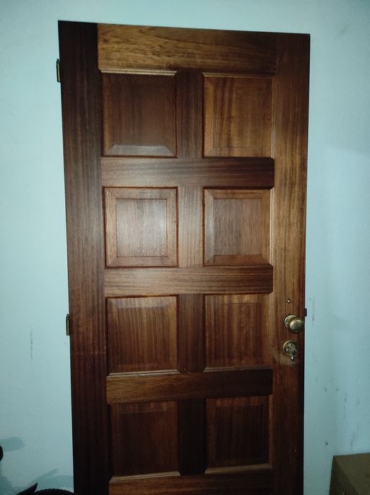 Vendo Porta exterior em madeira