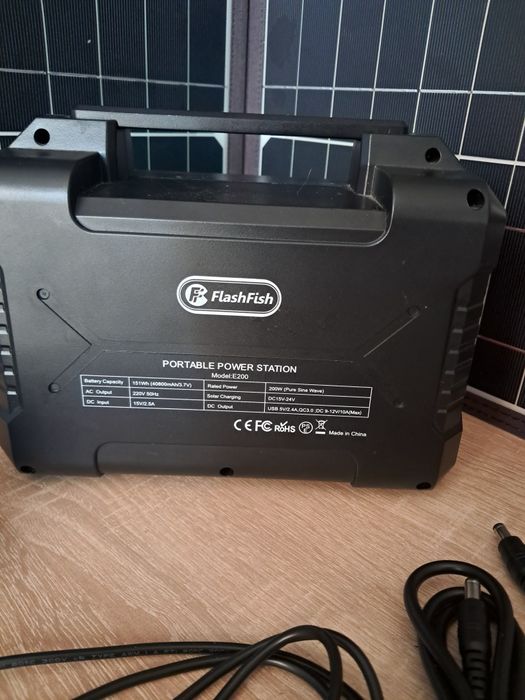 Przenośna stacja zasilania Powerbank FlashFish E200 40800mAh/151Wh 200W + panel słoneczny 100W