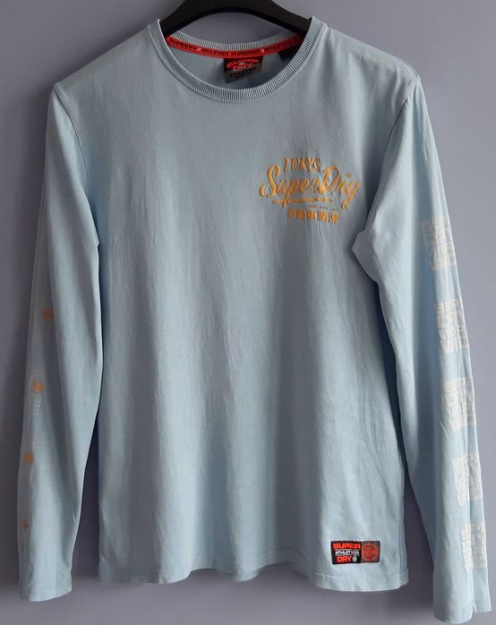 Jasnoniebieska koszulka z długim rękawem