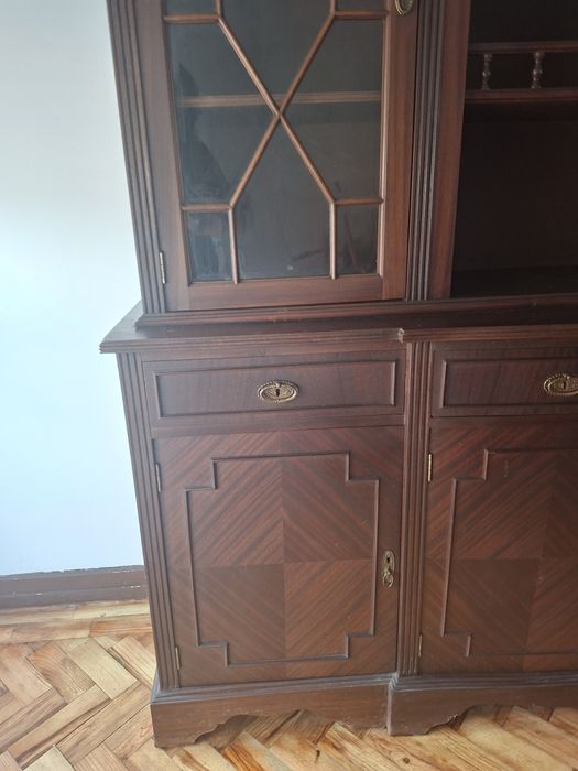 Louceiro com vitrine
