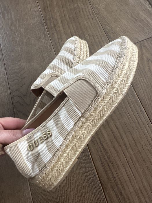 Stylowe espadryle GUESS na lato – elegancja i wygoda w jednym!
