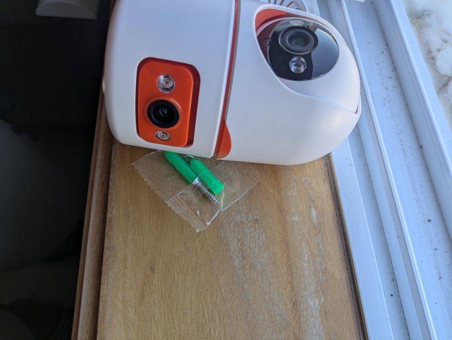Câmara WiFi com 3 câmaras e que roda.